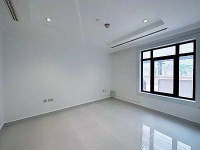 عِش حياة الرفاهية | تاون هاوس مُجدَّد بالكامل بأربع غرف نوم | إطلالة خلابة على المارينا