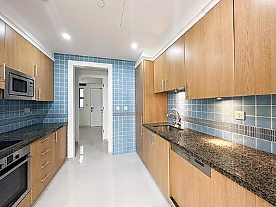 عِش حياة الرفاهية | تاون هاوس مُجدَّد بالكامل بأربع غرف نوم | إطلالة خلابة على المارينا