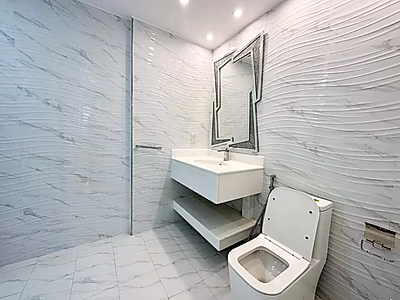 عِش حياة الرفاهية | تاون هاوس مُجدَّد بالكامل بأربع غرف نوم | إطلالة خلابة على المارينا