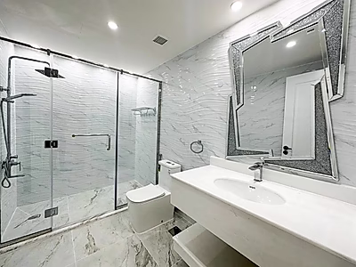 عِش حياة الرفاهية | تاون هاوس مُجدَّد بالكامل بأربع غرف نوم | إطلالة خلابة على المارينا