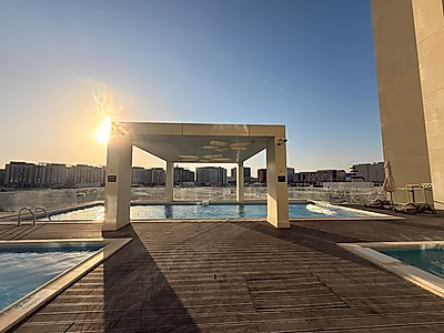 شقة فاخرة من غرفتي نوم بإطلالة خلابة على حديقة كريسنت