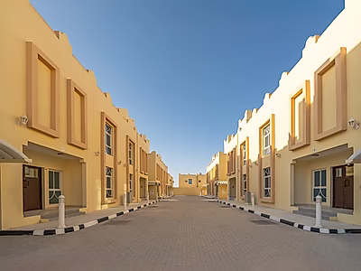 مجمّع سكني مميز للإيجار – 20 فيلا غير مفروشة مع تكييف | الرويس