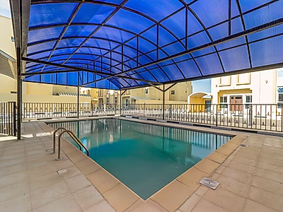 مجمّع سكني مميز للإيجار – 20 فيلا غير مفروشة مع تكييف | الرويس