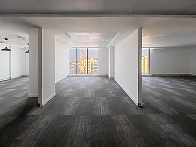 مكتب واسع بمساحة 208 متر مربع في موقع متميز بالسد