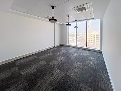 مكتب واسع بمساحة 208 متر مربع في موقع متميز بالسد