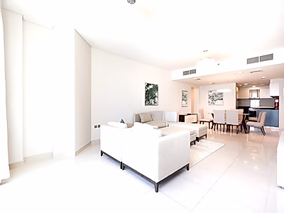 شقة فاخرة مكونة من 3 غرف نوم ومفروشة بالكامل | موقع متميز في مرسى لوسيل**