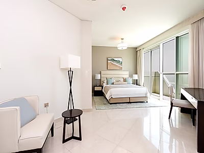 شقة فاخرة مكونة من 3 غرف نوم ومفروشة بالكامل | موقع متميز في مرسى لوسيل**