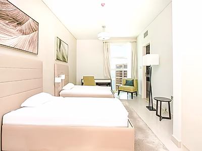 شقة فاخرة مكونة من 3 غرف نوم ومفروشة بالكامل | موقع متميز في مرسى لوسيل**