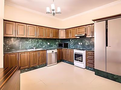 فيلا فاخرة مفروشة بالكامل داخل مجمع سكني | عين خالد