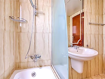 فيلا فاخرة مفروشة بالكامل داخل مجمع سكني | عين خالد