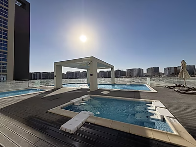 شقة فاخرة وكبيرة مكونة من غرفتين للبيع في مدينة الياسمين