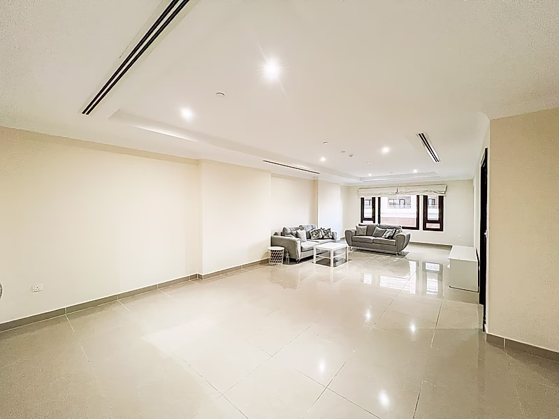 SPACIOUS AND MAINTAINED 1-BEDROOM APARTMENT | PORTO - Photo 1
