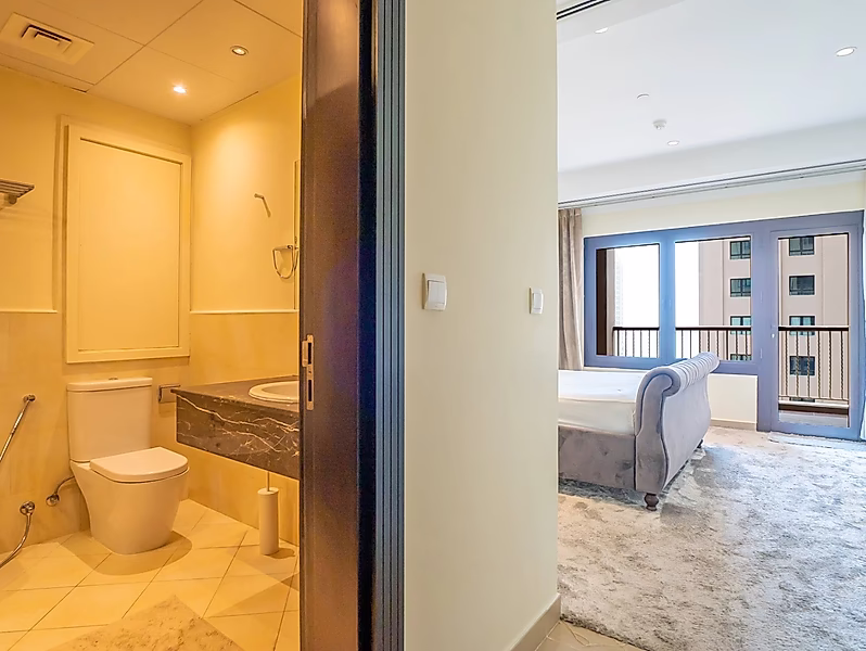 Luxury Living in Porto Arabia | 1 Bed - Photo 1