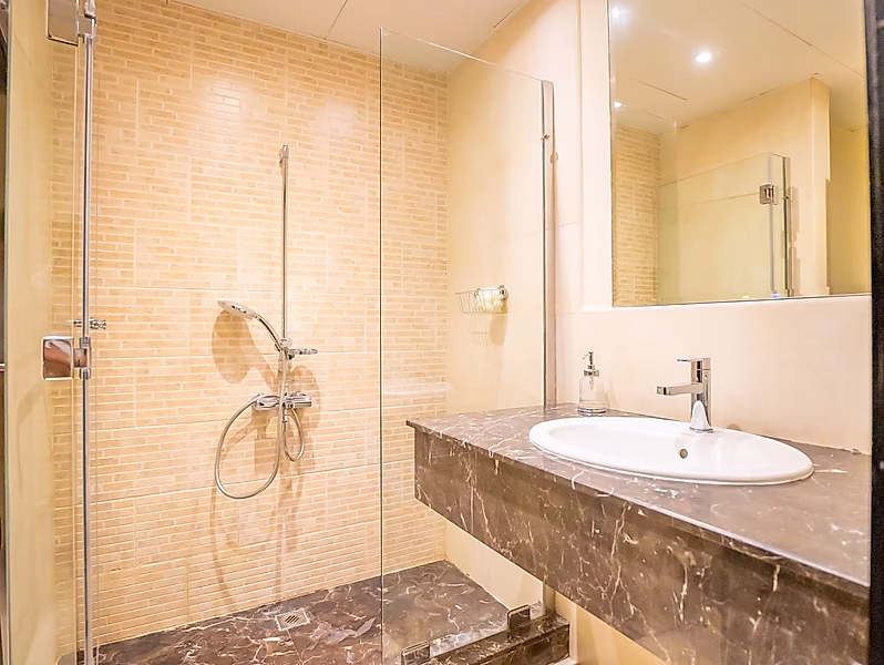 Luxury Living in Porto Arabia | 1 Bed - Photo 3