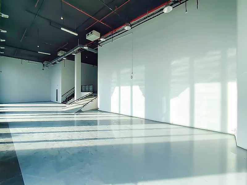 PRIME LOCATION || HIGH CEILING SHOWROOM || PANORAMIC WINDOWS || DEDICATED BASEMENT PARKING - Photo 2