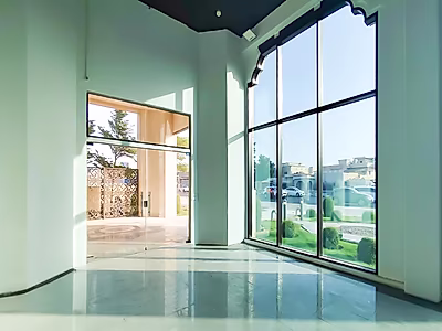 PRIME LOCATION || HIGH CEILING SHOWROOM || PANORAMIC WINDOWS || DEDICATED BASEMENT PARKING - Photo 4