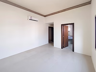 مكتب للإيجار بمساحة ١٢٠ مترًا مربعًا - مكيفات وخزائن - فترة سماح