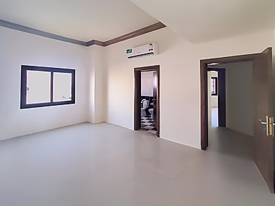 مكتب للإيجار بمساحة ١٢٠ مترًا مربعًا - مكيفات وخزائن - فترة سماح