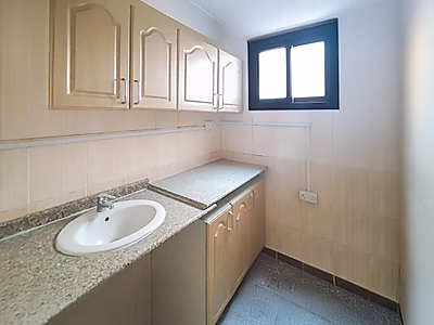 مكتب للإيجار بمساحة ١٢٠ مترًا مربعًا - مكيفات وخزائن - فترة سماح