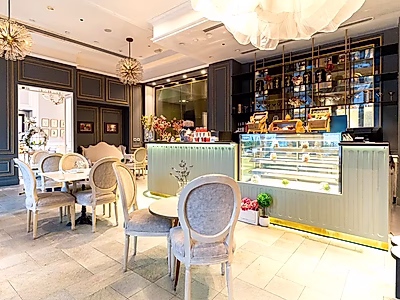 «جوهرة راقية على الواجهة البحرية للبيع: حيث يلتقي سحر هامبتنز بروعة اللؤلؤة في هذه الواحة الذوّاقة الجاهزة للتشغيل»