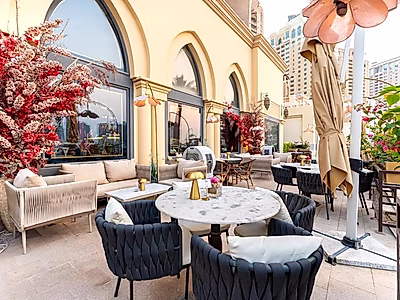 «جوهرة راقية على الواجهة البحرية للبيع: حيث يلتقي سحر هامبتنز بروعة اللؤلؤة في هذه الواحة الذوّاقة الجاهزة للتشغيل»