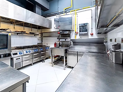 «جوهرة راقية على الواجهة البحرية للبيع: حيث يلتقي سحر هامبتنز بروعة اللؤلؤة في هذه الواحة الذوّاقة الجاهزة للتشغيل»