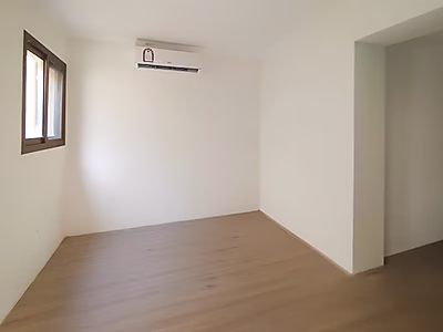 مكتب للإيجار بمساحة 135 متر مربع – مع تكييف – فترة سماح