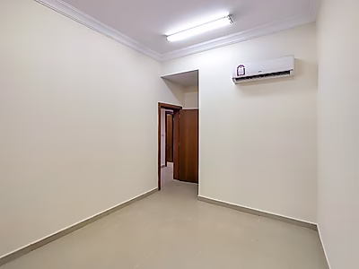 مكتب للإيجار بمساحة 105 متر مربع - مكيفات وخزائن - فترة سماح