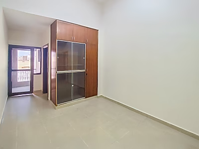 مكتب للإيجار بمساحة 105 متر مربع - مكيفات وخزائن - فترة سماح