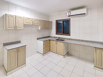 مكتب للإيجار بمساحة 105 متر مربع - مكيفات وخزائن - فترة سماح