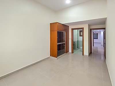 مكتب للإيجار بمساحة 105 متر مربع - مكيفات وخزائن - فترة سماح