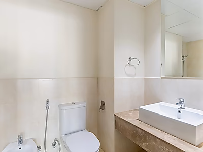 Newly renovated 1 bedroom+office apartment with marina and sea views