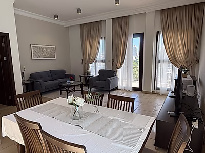 شقة واسعة بغرفة نوم واحدة – مفروشة بالكامل مع إطلالة خلابة على البحر