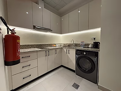 شقة فندقية جديدة كليًا بغرفة نوم للإيجار | بن محمود