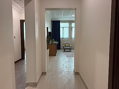 شقة فندقية جديدة كليًا بغرفة نوم للإيجار | بن محمود