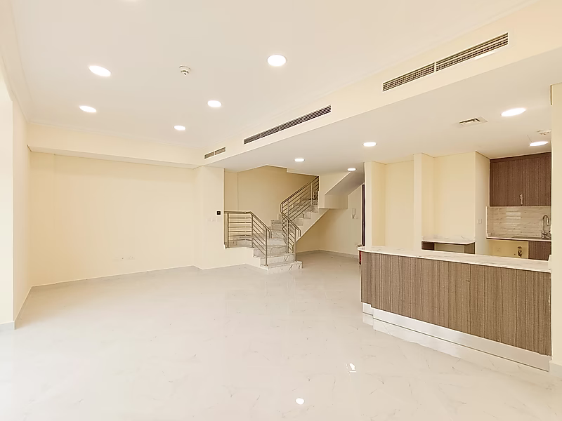 منطقة معيشة واسعة بتصميم حديث وأسقف مرتفعة - Photo 3