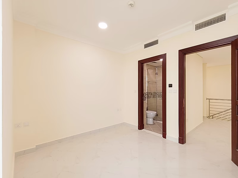 منطقة معيشة واسعة بتصميم حديث وأسقف مرتفعة - Photo 4