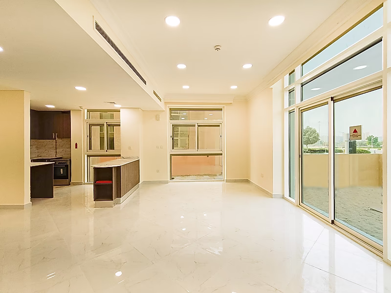 منطقة معيشة واسعة بتصميم حديث وأسقف مرتفعة - Photo 1