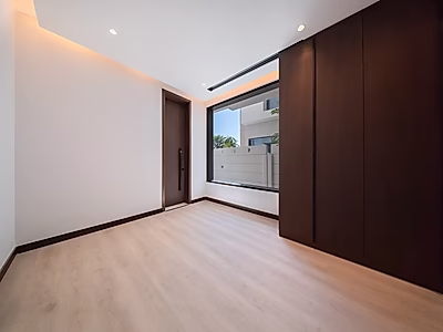 فيلا شاطئية خاصة فاخرة – تحفة سكنية على البحر تجمع بين الفخامة والرقي الساحلي