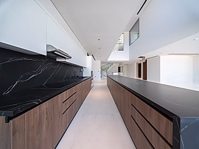 فيلا شاطئية خاصة فاخرة – تحفة سكنية على البحر تجمع بين الفخامة والرقي الساحلي