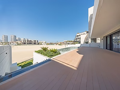 فيلا شاطئية خاصة فاخرة – تحفة سكنية على البحر تجمع بين الفخامة والرقي الساحلي