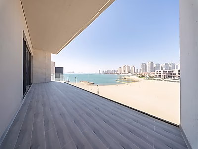 فيلا شاطئية خاصة فاخرة – تحفة سكنية على البحر تجمع بين الفخامة والرقي الساحلي