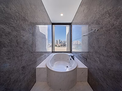 فيلا شاطئية خاصة فاخرة – تحفة سكنية على البحر تجمع بين الفخامة والرقي الساحلي