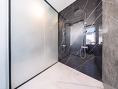 فيلا شاطئية خاصة فاخرة – تحفة سكنية على البحر تجمع بين الفخامة والرقي الساحلي