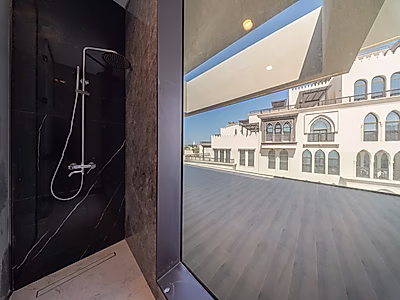 فيلا شاطئية خاصة فاخرة – تحفة سكنية على البحر تجمع بين الفخامة والرقي الساحلي