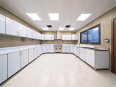 فيلا شاطئية خاصة فاخرة – تحفة سكنية على البحر تجمع بين الفخامة والرقي الساحلي