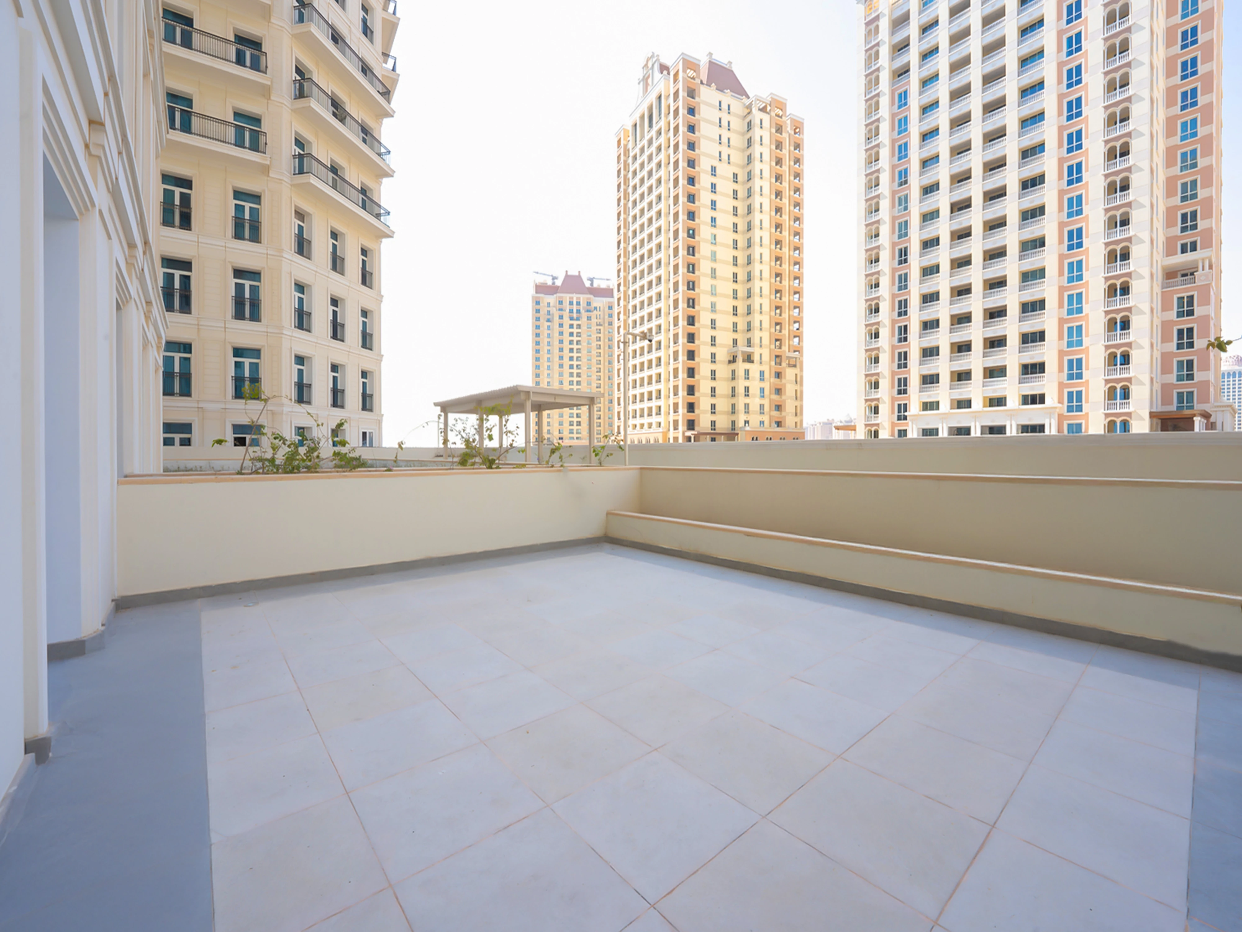 شقة+مكتب في اللؤلؤة | جاهزة مع أقساط | تراس واسع