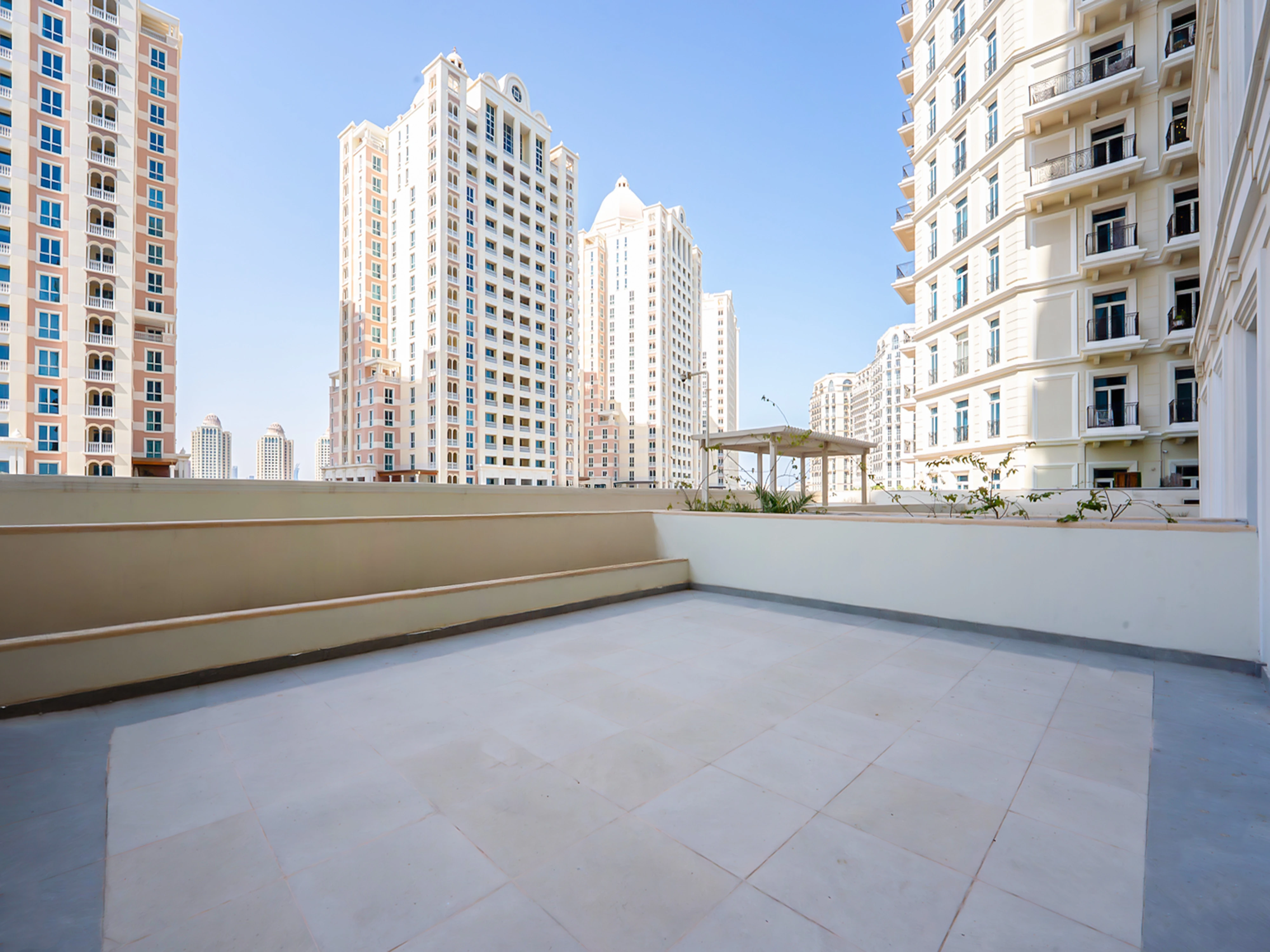 شقة+مكتب في اللؤلؤة | جاهزة مع أقساط | تراس واسع