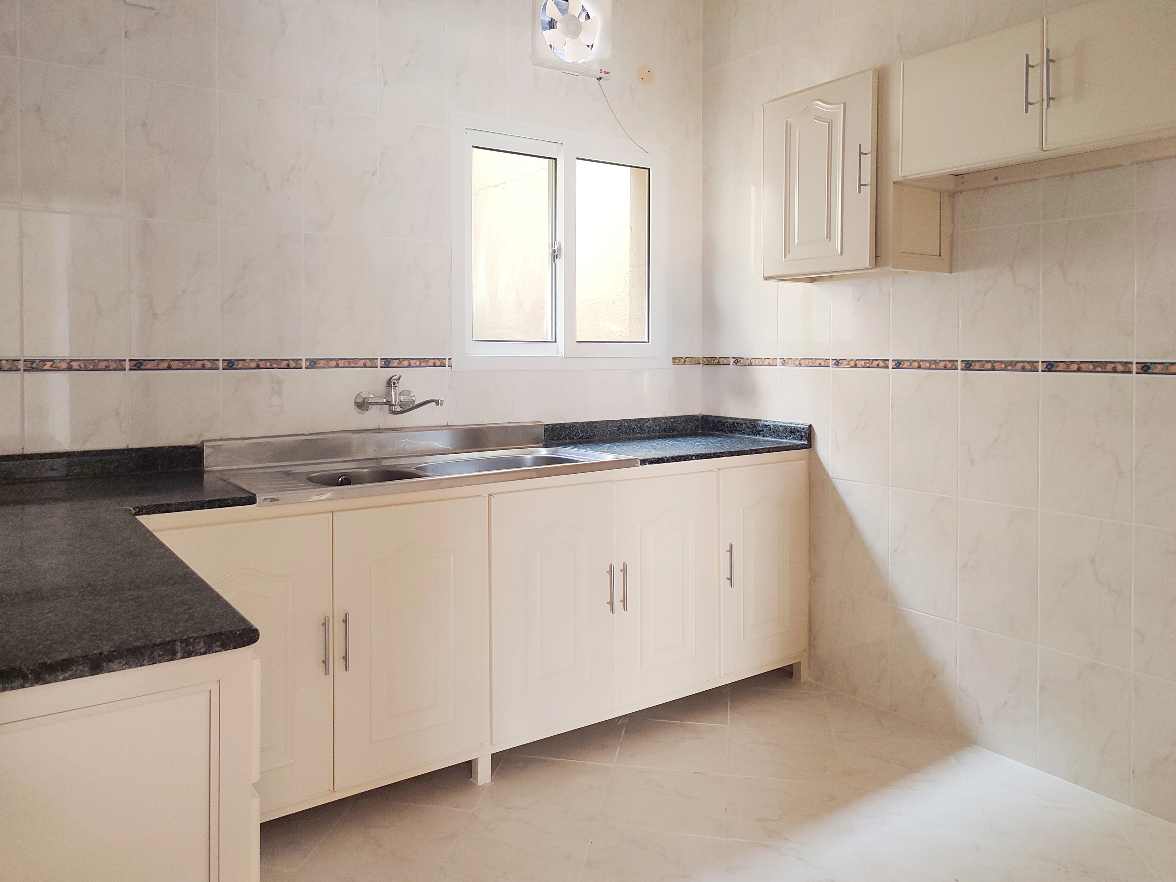 شقة فاخرة من 3 غرف نوم للإيجار في قلب منطقة المنتزه