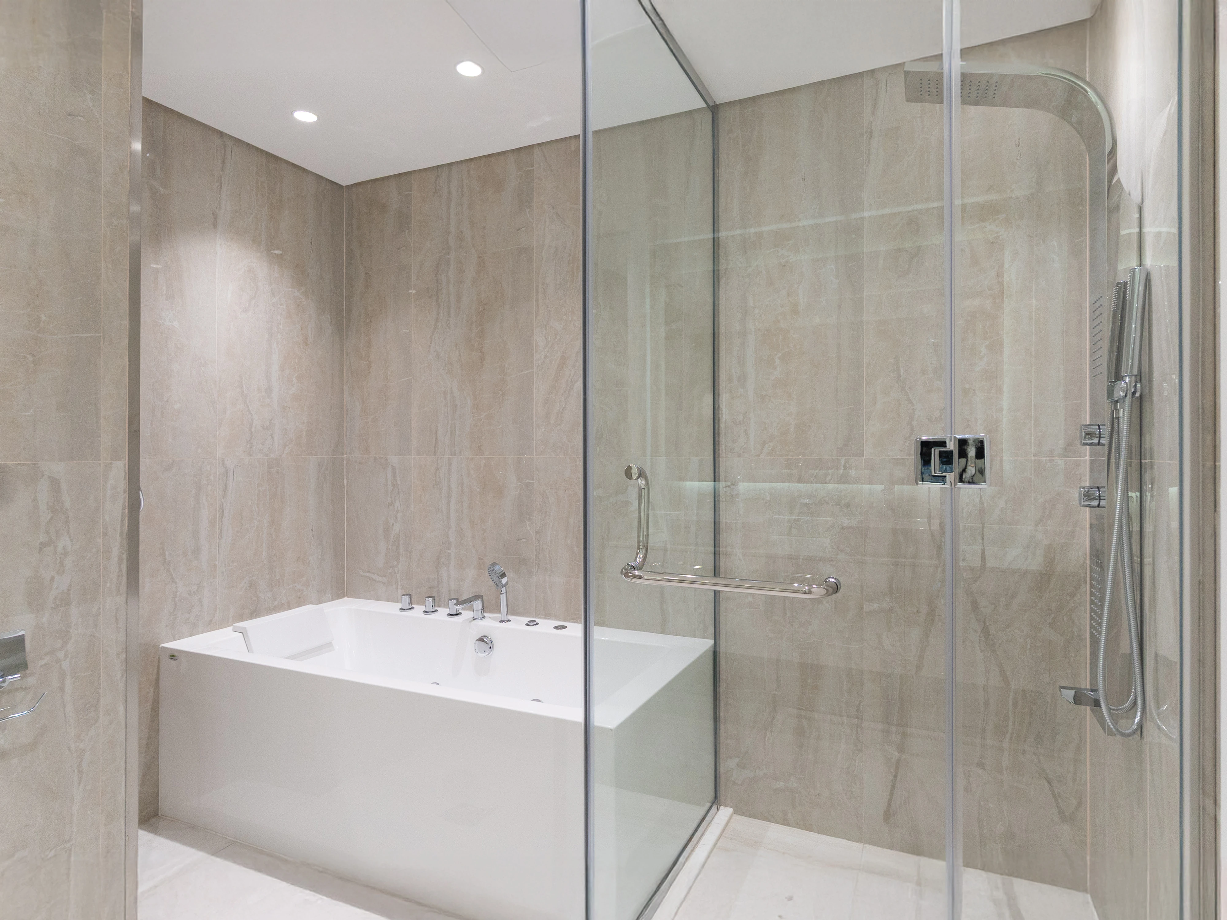 2BR Prime Tower | Huge Balcony | Porto Arabia